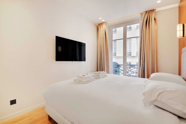 2 Schlafzimmer, Schreibtisch, Bügeleisen/Bügelbrett, Reisekinderbett