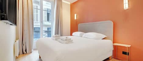 2 slaapkamers, een bureau, een strijkplank/strijkijzer, reisbedje