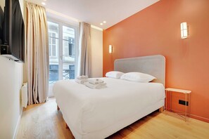 2 makuuhuonetta, työpöytä, silitysrauta/-lauta, vauvan matkasänky