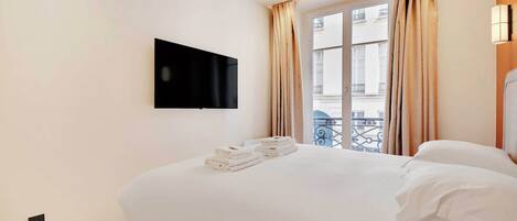 2 Schlafzimmer, Schreibtisch, Bügeleisen/Bügelbrett, Reisekinderbett