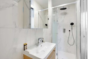 Shower, hair dryer, towels