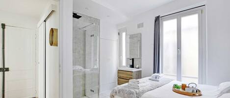 1 habitación, escritorio, tabla de planchar con plancha y wifi gratis