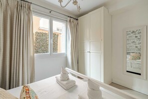 2 bedrooms, iron/ironing board, travel cot, free WiFi