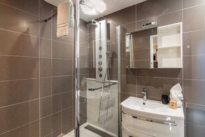 Dusche, Haartrockner, Handtücher