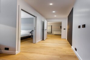 2 Schlafzimmer, Schreibtisch, Bügeleisen/Bügelbrett, Reisekinderbett