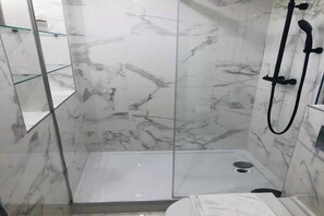 Dusche, Haartrockner, Handtücher, Seife