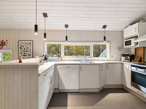 Kühlschrank, Mikrowelle, Ofen, Geschirrspüler