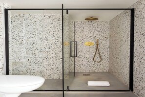 Douche, sèche-cheveux, serviettes fournies