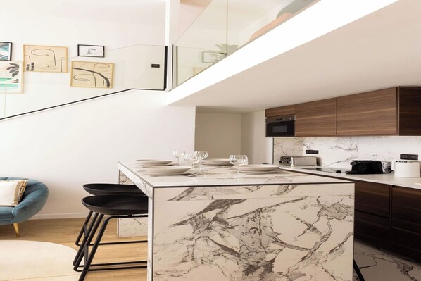 Réfrigérateur, four à micro-ondes, un four, surface de cuisson