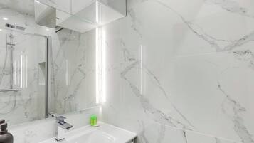 Douche, sèche-cheveux, serviettes fournies, savon