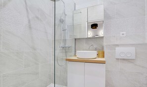 Shower, hair dryer, towels