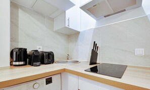 Kühlschrank, Ofen, Herdplatte, Wasserkocher mit Kaffee-/Teezubehör