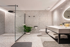 Een douche, een haardroger, handdoeken