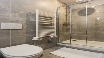 Ducha, secador de pelo, toallas