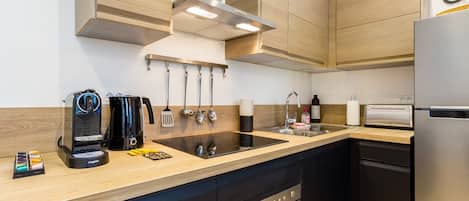 Réfrigérateur, four à micro-ondes, surface de cuisson, lave-vaisselle