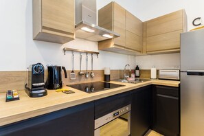 Fridge, microwave, stovetop, dishwasher