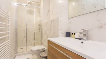 Regadera, secadora de cabello, toallas