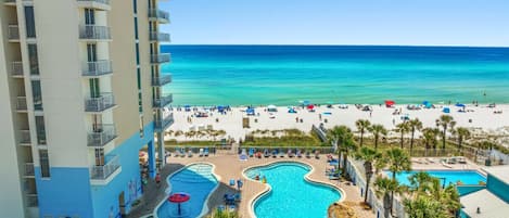 Alberca techada y alberca climatizada