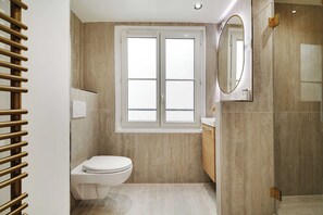 Douche, sèche-cheveux, serviettes fournies, shampoing