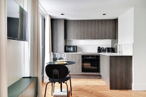 Réfrigérateur, micro-ondes, four, plaque de cuisson