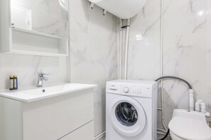 Ducha, secador de pelo, toallas