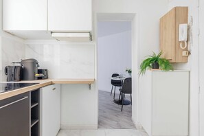 Kühlschrank, Mikrowelle, Herdplatte, Wasserkocher mit Kaffee-/Teezubehör