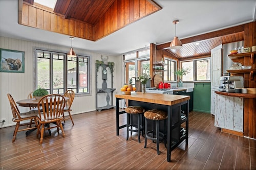 Bellbird Rise Off-Grid Cottage