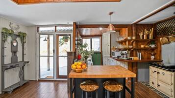 Jääkaappi, mikroaaltouuni, uuni, liesi