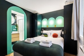 2 chambres, bureau, fer et planche à repasser, lit parapluie