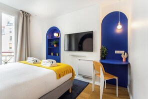 2 habitaciones, escritorio y tabla de planchar con plancha 