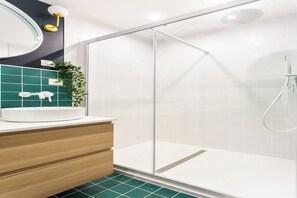 Shower, hair dryer, towels - Stunning apartment - 2BR/6P - Ste Marguerite (Paris)