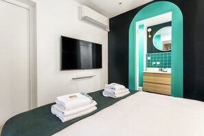 2 habitaciones, escritorio y tabla de planchar con plancha 
