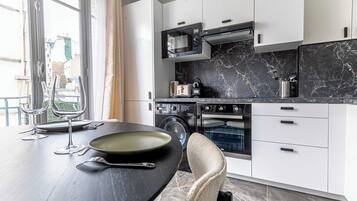 Jääkaappi, mikroaaltouuni, uuni, liesi