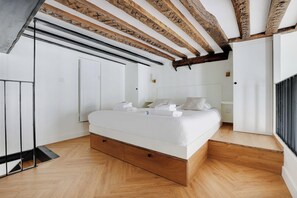 Desk, iron/ironing board, free WiFi, bed sheets - Charming apartment - 1BR/5P - Quartier du Mail (Paris)