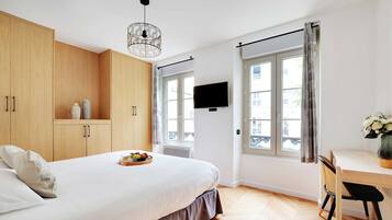 2 habitaciones, escritorio y tabla de planchar con plancha