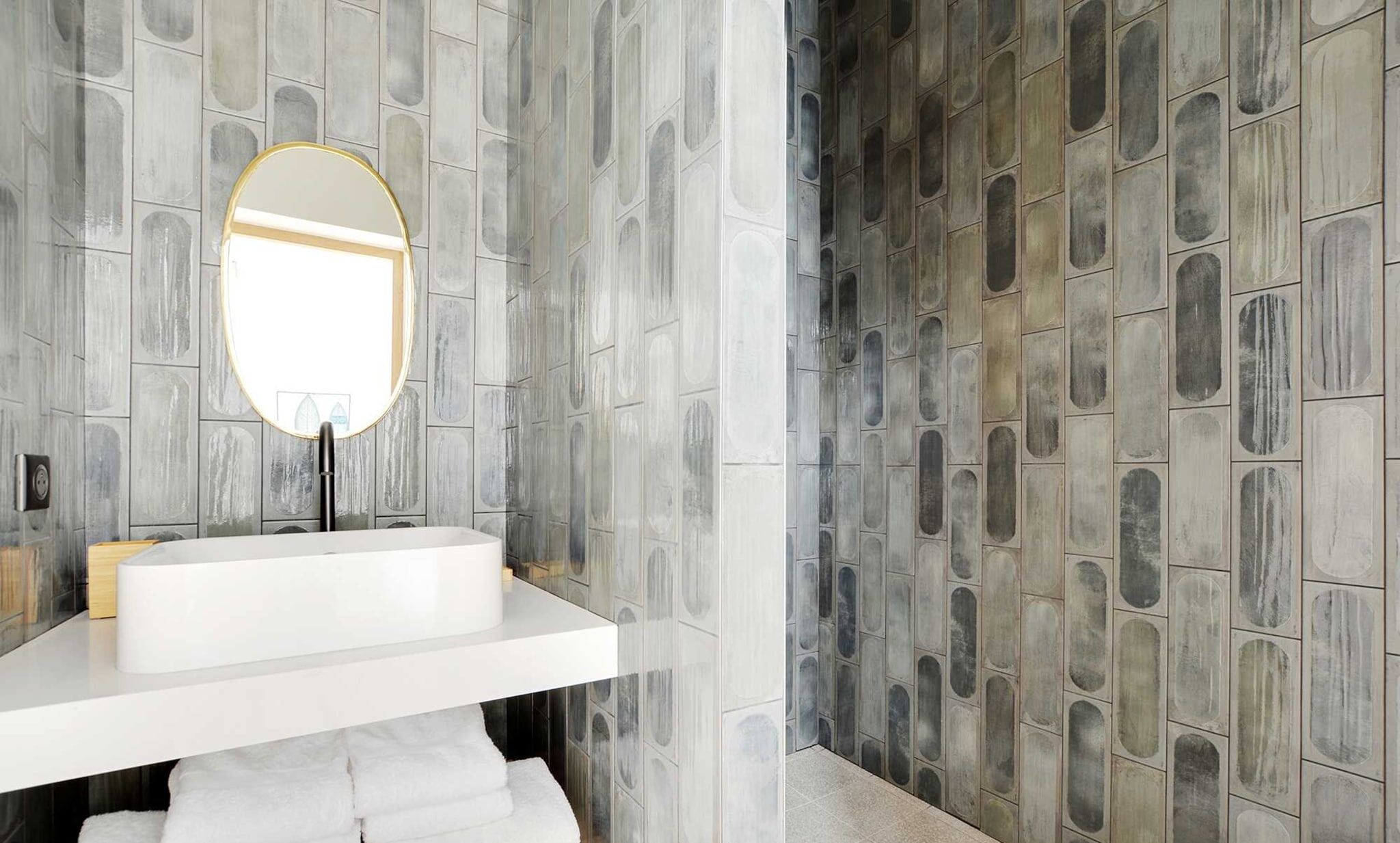 Regadera, secadora de cabello, toallas 