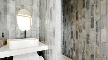 Regadera, secadora de cabello, toallas