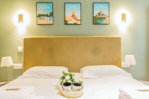 1 chambre, bureau, fer et planche à repasser, lit parapluie