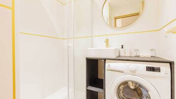 Regadera, secadora de cabello, toallas