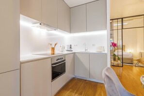 Fridge, microwave, stovetop, dishwasher