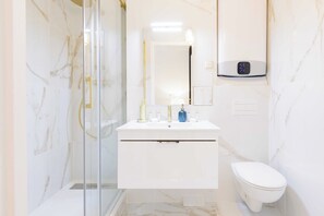 Douche, séchoir à cheveux, serviettes fournies