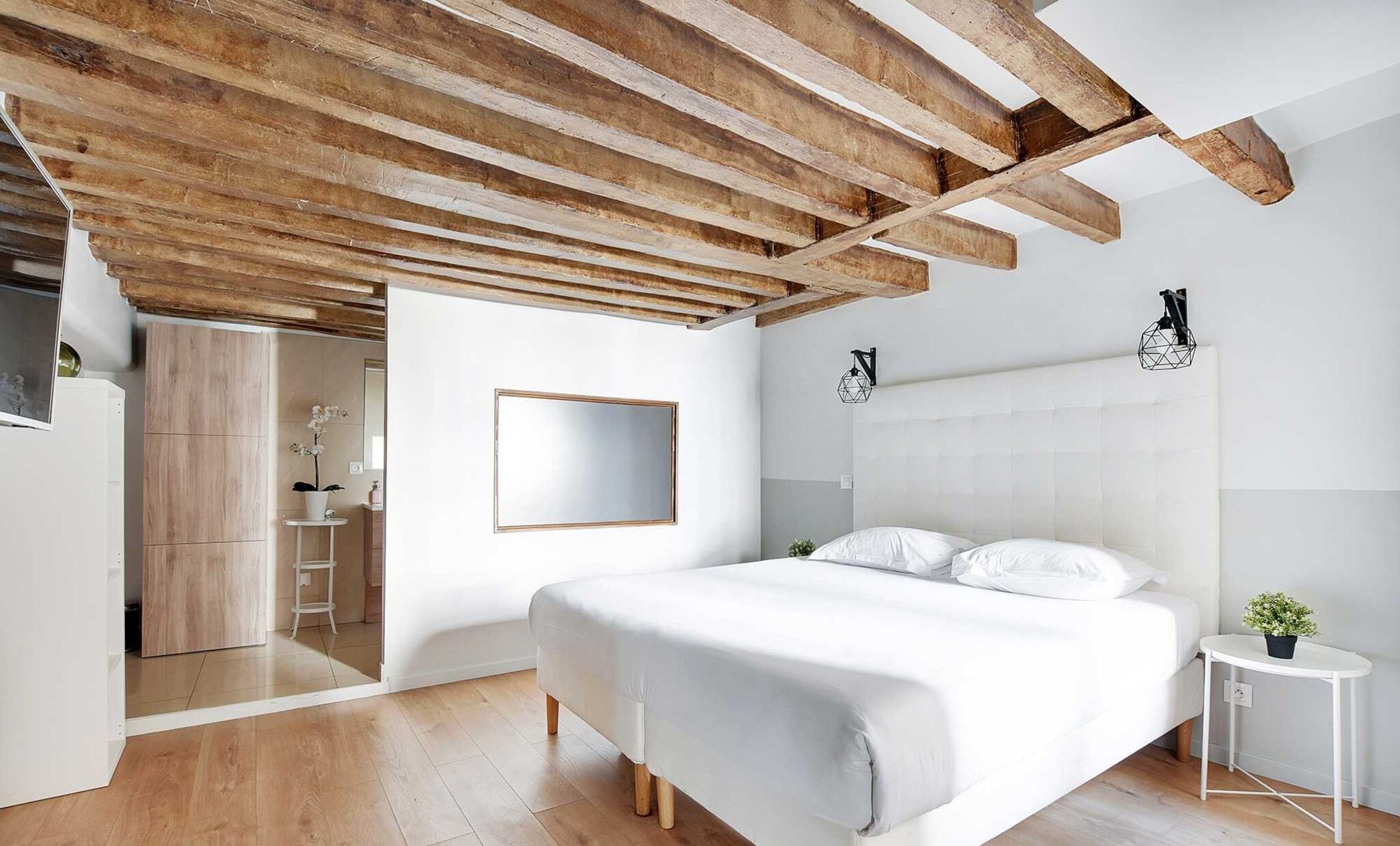 4 slaapkamers, een bureau, een strijkplank/strijkijzer, reisbedje