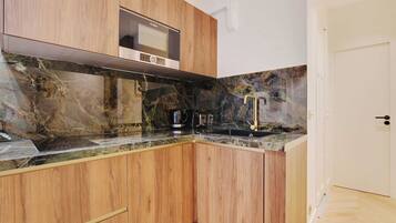 Frigorifero, microonde, forno, piano cottura