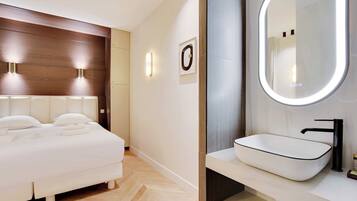 Doccia, asciugacapelli, asciugamani, shampoo