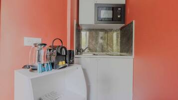 Jääkaappi, mikroaaltouuni, liesi, kahvin-/teenkeitin