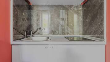 Réfrigérateur, micro-ondes, plaque de cuisson, cafetière/bouilloire