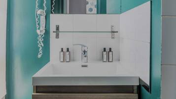 Douche, sèche-cheveux, serviettes fournies, shampoing