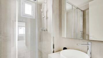 Douche, sĂšche-cheveux, serviettes fournies