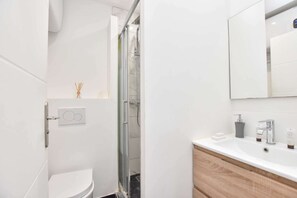 Shower, hair dryer, towels, shampoo