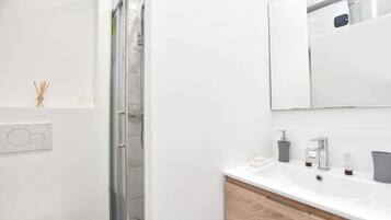 Douche, sĂšche-cheveux, serviettes fournies, shampoing